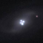 चारो नीले बिंदू एक ही क्वासर के चित्र है,इन क्वासर के सामने की एक आकाशगंगा के गुरुत्व से इस क्वासर की चार छवियाँ बन रही है।