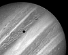 हब्बल अंतरिक्ष वेधशाला द्वारा लिया गया बृहस्पति, चंद्रमा आयो तथा आयो की छाया का चित्र।