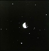 अपोलो 16 अभियान मे एक विशेष पराबैंगनी किरणो(far ultraviolet camera) से लिया चित्र जिसमे पृथ्वी और तारे दिखाई दे रहे है।