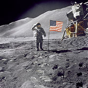 अपोलो 15 के चंद्रयात्री डेवीड स्काट अमरीकी ध्वज को सैल्युट करते हुये। इस चित्र मे क्रासहेयर ध्वज की सफ़ेद पट्टी पर स्पष्ट नही है।
