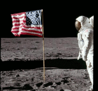 ध्यान दे: ध्वज मे कोई गतिविधि नही है! बज आल्ड्रीन का अमरीकी ध्वज को सैलयुट करते हुये चित्र का एनिमेशन