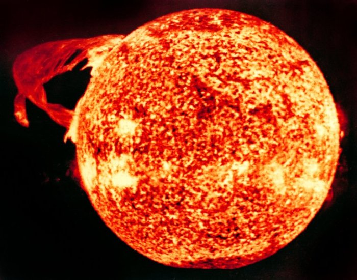 स्कायलैब (Skylab) द्वारा 1973 मे लिया गया सौर ज्वाला का चित्र