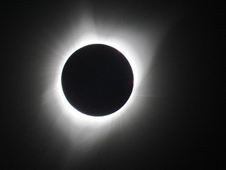 सूर्यग्रहण के दौरान लिया गया प्रभामंडल का चित्र