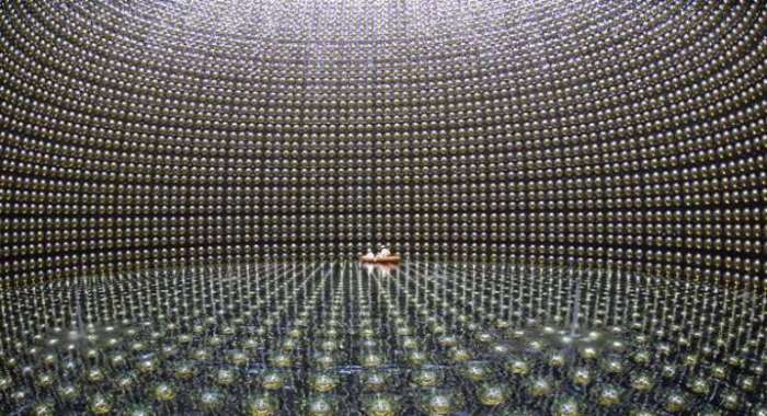 जापान का सुपर-कामीओकांडे डीटेक्टर(The Super-Kamiokande detector in Japan)